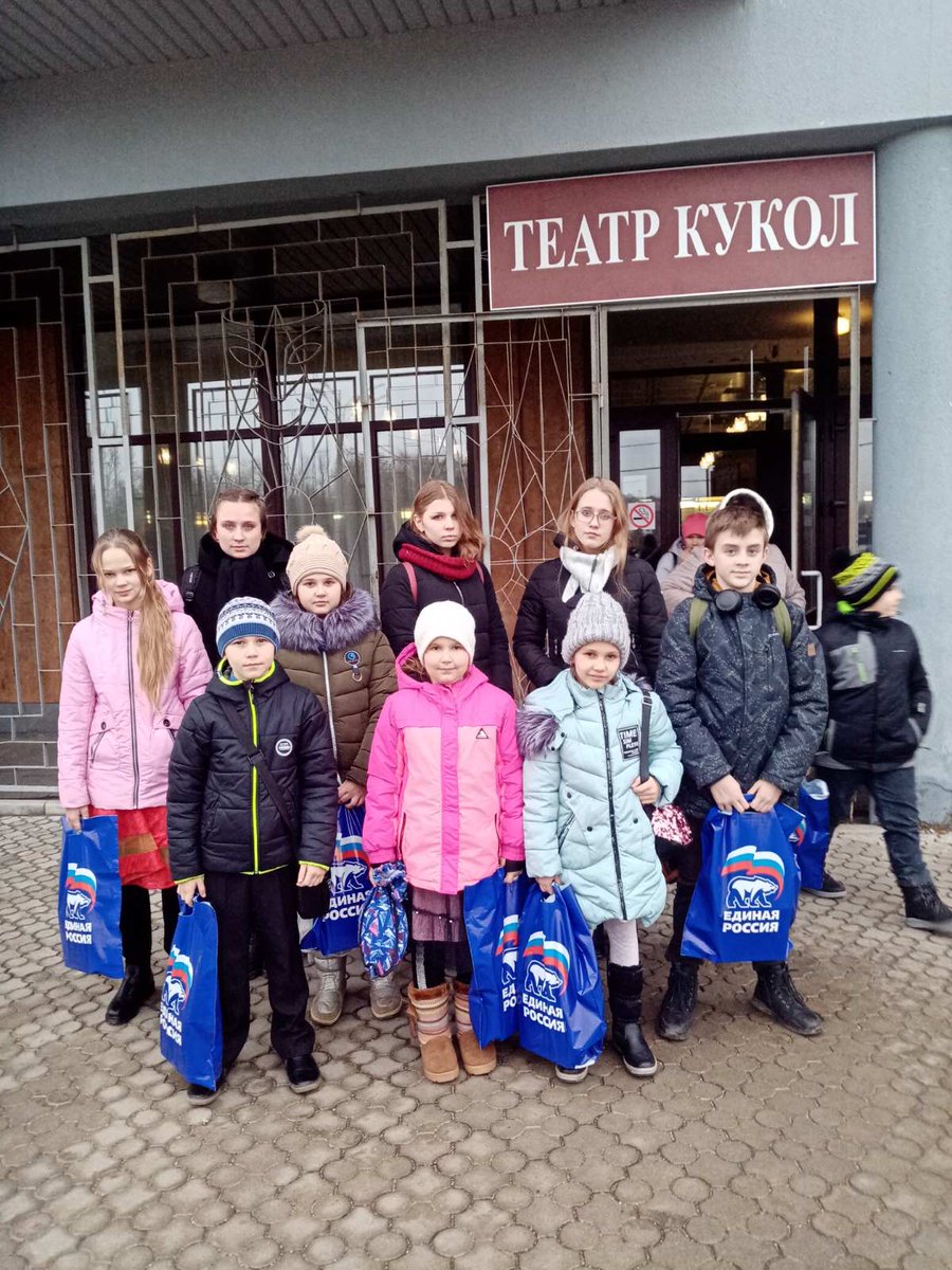 25 декабря делегация детей членов и сторонников ВПП "ЕДИНАЯ РОССИЯ" Тейковского районного МО посетила новогодний спектакль "Укрощение строптивой Леночки" в Ивановском Драматическом театре. А затем вместе с Дедом Морозом и Снегурочкой приняли участие в интермедии.