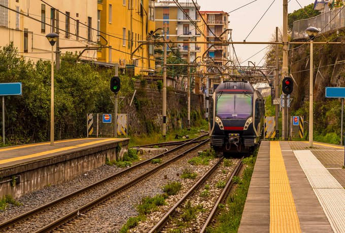 europainitalia's tweet photo. 68mln di € per 40 nuovi treni elettrici🚆 per la #Circumvesuviana 🇮🇹. 
@EIB,  tramite il Piano investimenti UE🇪🇺 #investEU, finanzia @EAVofficial con l'obiettivo di ridurre l'inquinamento e il traffico con effetti positivi per pendolari e turisti ➡ https://t.co/PgKVi1Vjz3 https://t.co/WoE5JSgSaQ