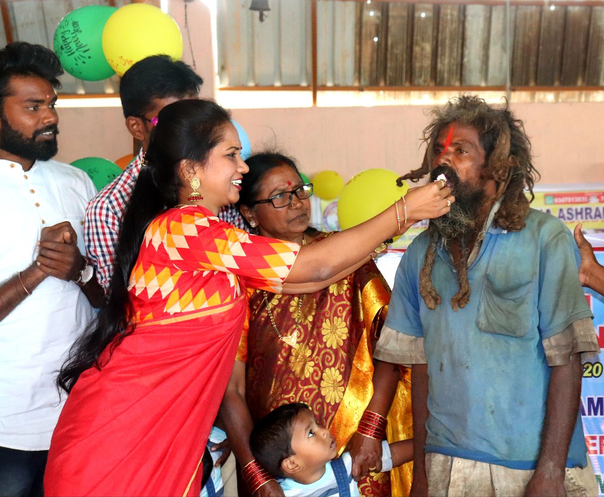 swaasafoundatio's tweet photo. #SwaasaFoundation
#NewYearCelebrations2020 #01January2020 #MatrudevobhavaOrphanage https://t.co/z1A6USSL1V