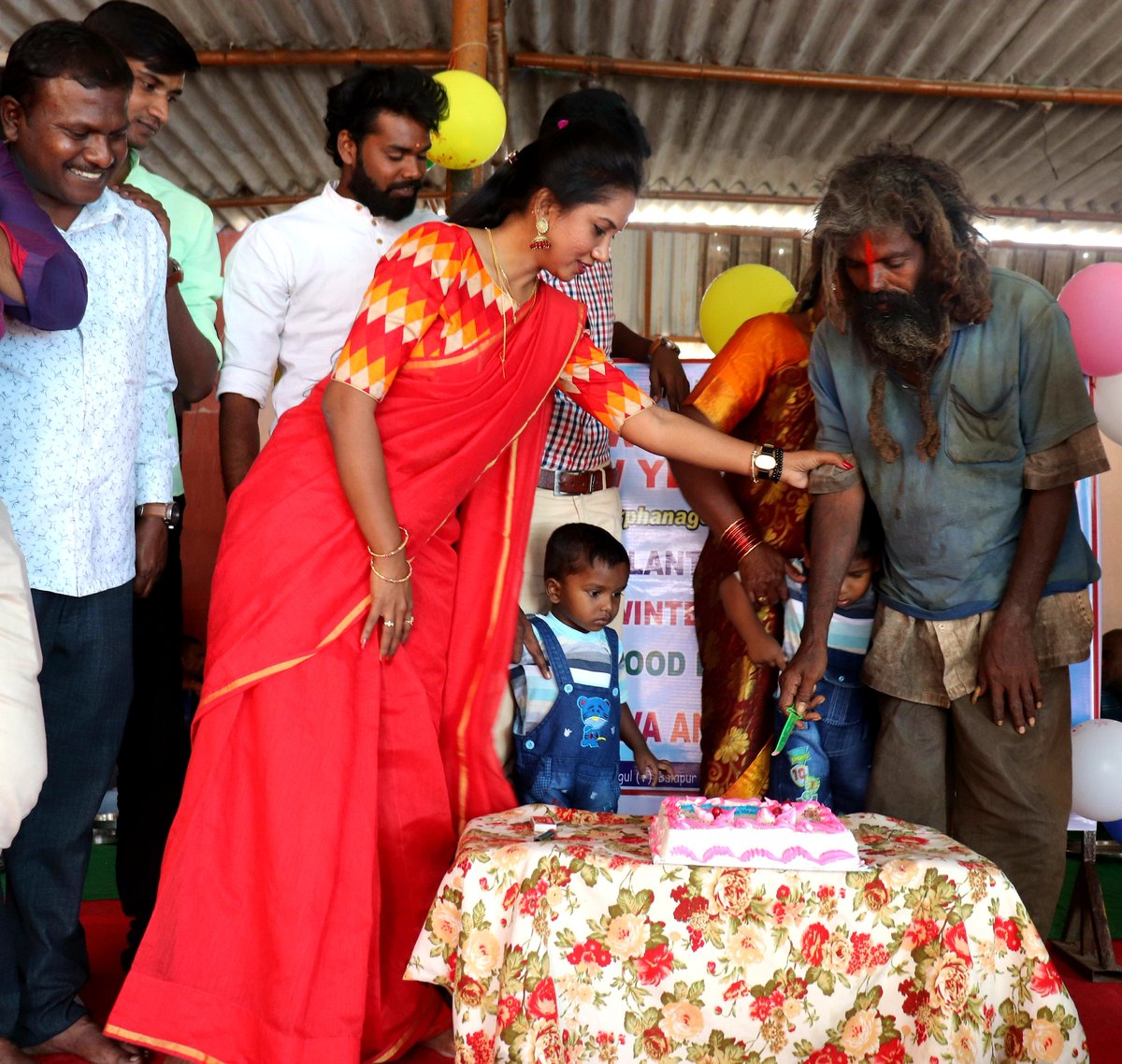 swaasafoundatio's tweet photo. #SwaasaFoundation
#NewYearCelebrations2020 #01January2020 #MatrudevobhavaOrphanage https://t.co/z1A6USSL1V