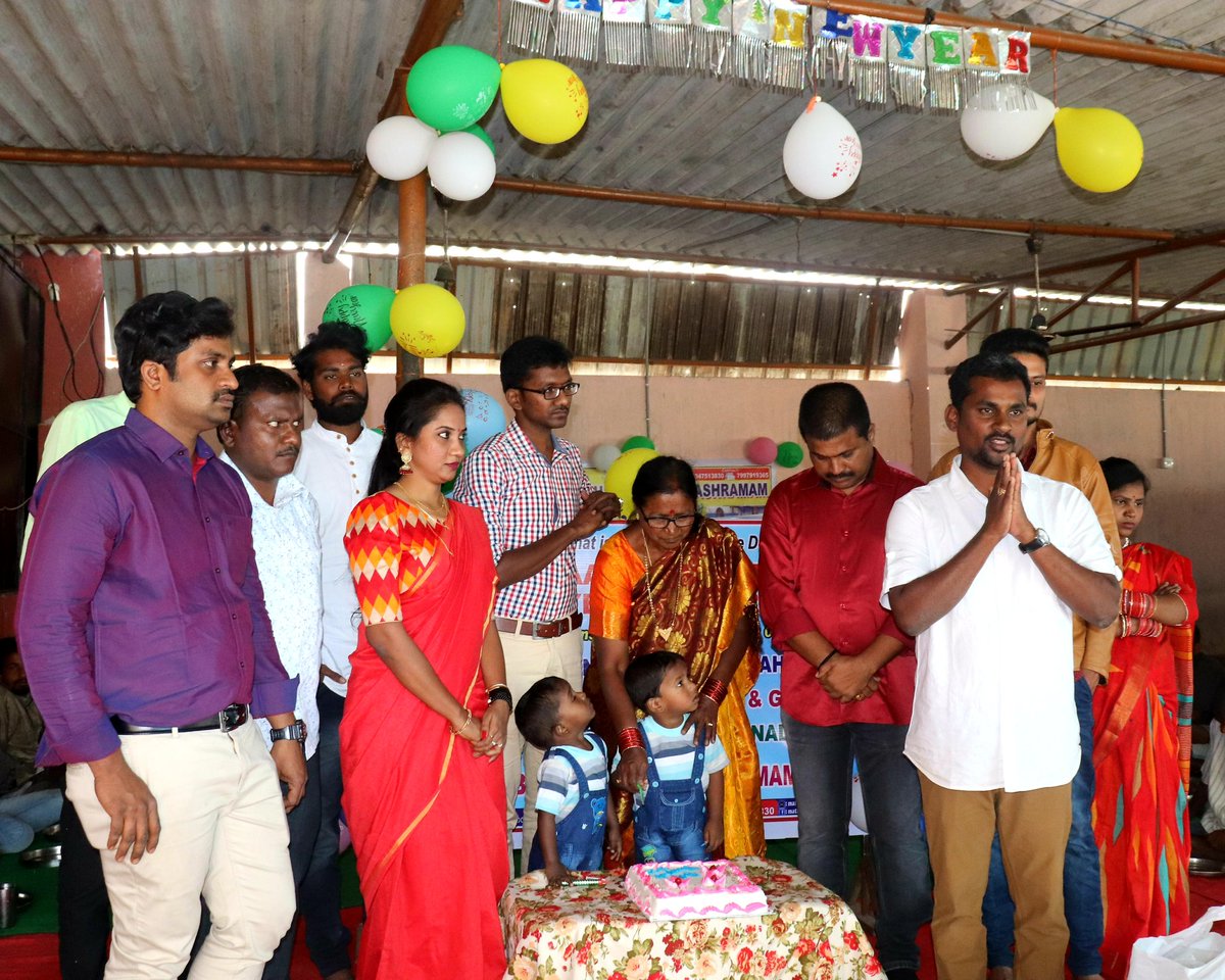 swaasafoundatio's tweet photo. #SwaasaFoundation
#NewYearCelebrations2020 #01January2020 #MatrudevobhavaOrphanage https://t.co/z1A6USSL1V