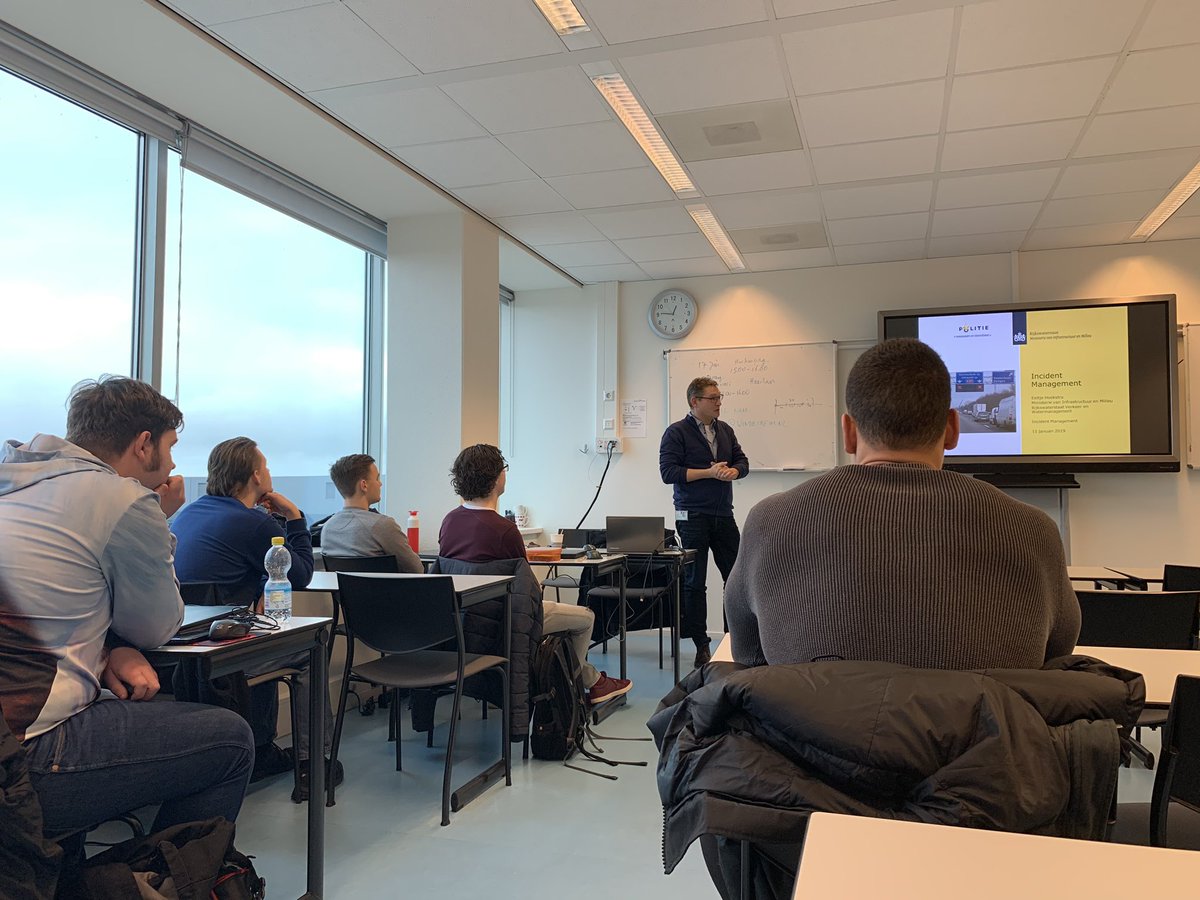 WF_Mobiliteit's tweet photo. Eeltje Hoekstra van @rws verzorgt een gastcollege over incident management in de collegereeks verkeersmanagement 1. Steeds meer verliespunten door steeds meer ongevallen. https://t.co/5JJ4HFmdGL