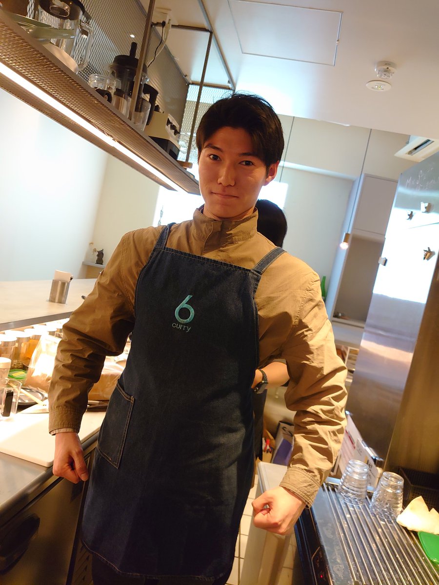 takeshi19860216's tweet photo. 今日の6curry渋谷(@6curry_com)はミスターくん (@mrynu2018_3)がお手伝い！エプロンがめちゃくちゃ似合ってる😎 https://t.co/Wl0bAb4UjH