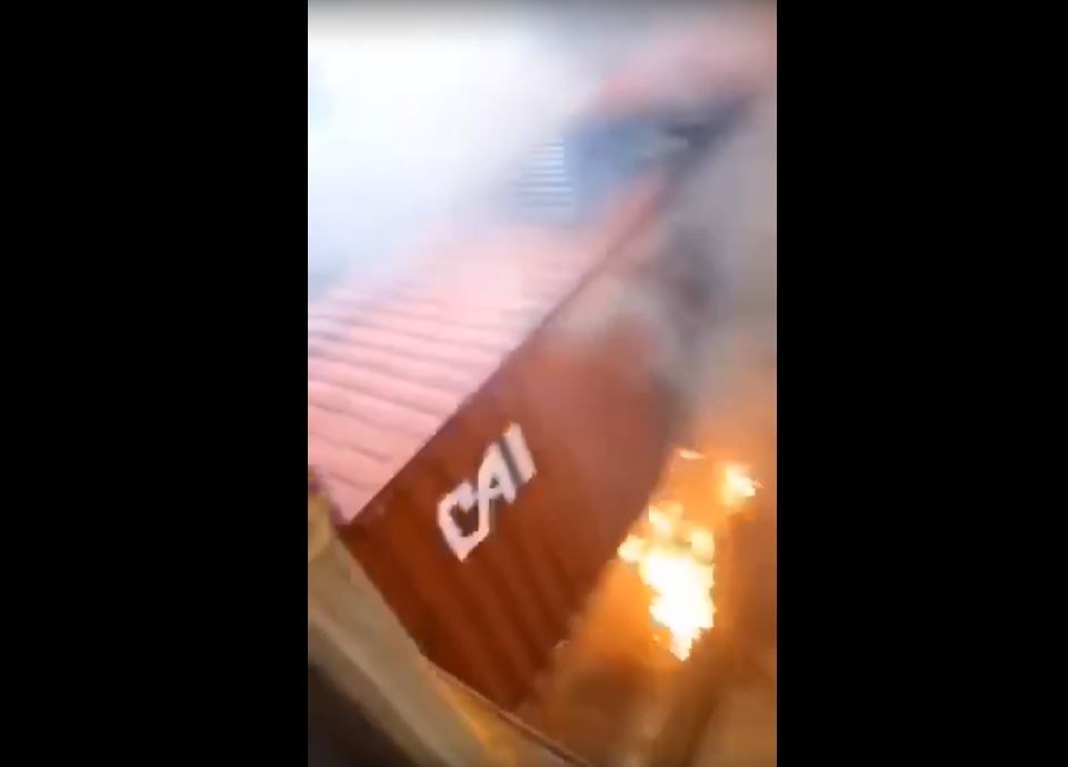 container_news's tweet photo. Fire in the hole #CoscoPacific video shocks dockers https://t.co/It0NHwgS1P https://t.co/fYe8FXmhcV