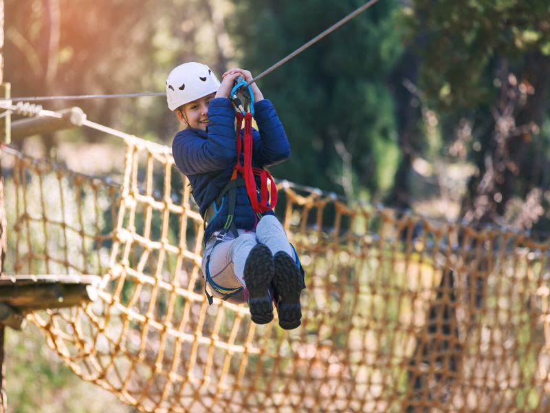 sortirambnens's tweet photo. Descarregueu adrenalina als parcs d’aventura i viviu un dia ple d’aventura. Els més petits passaran per xarxes, ponts, lianes, passarel·les…Sobre els arbres!  Mira on es troben els parcs d’aventura sobre els arbres a Catalunya https://t.co/q90FuSNBIN #sortirambnens #ambnens https://t.co/pJKNU0lFst
