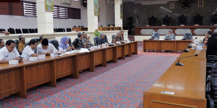 Pemda Akan Bayar Tanah Warga yang Terpakai TPA Kopiluhur kabarcirebon.co.id/2020/01/pemda-…