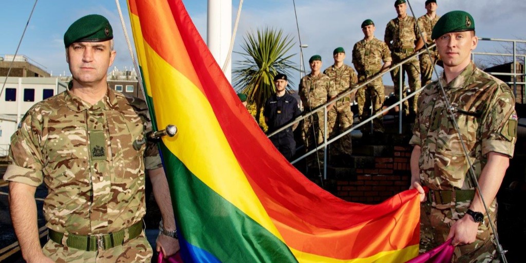 🏳️‍🌈 Rainbow flags were raised to mark 20-years since the ban was lifted on LGBT men and women serving in the #HMArmedForces. 🔗 Full story: ow.ly/jgyt50xS2xf

#LGBT2020 @RoyalMarines @RNCompass