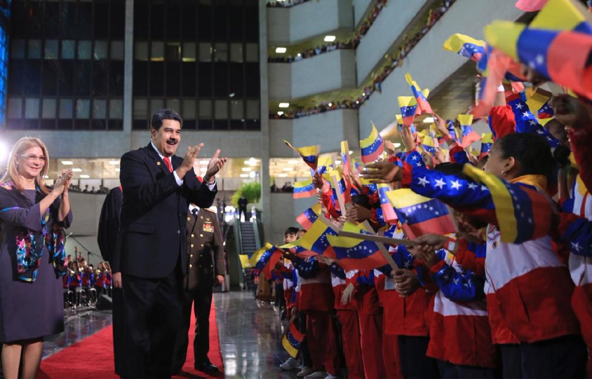 mippci_ven's tweet photo. #10Ene |📢 ETIQUETA DEL DÍA! ⏩ #PuebloPresidente

Cumplimos un año gestión del segundo mandato del presidente obrero Nicolás Maduro junto al pueblo. En defensa del legado de Chávez seguiremos venciendo por la paz, la Patria y el socialismo. https://t.co/4MO1MZpNuH