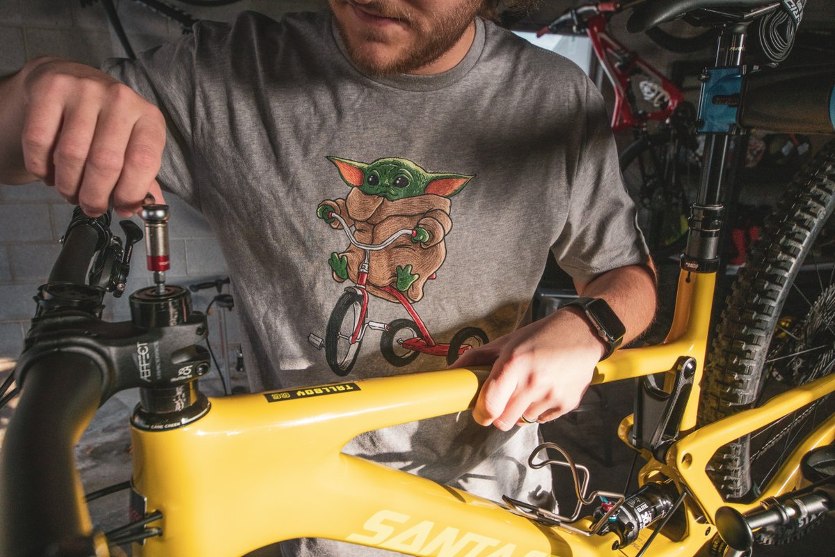 threadandspoke's tweet photo. Buy a Baby Yoda t-shirt and you will forever be happy. This is the way.
#threadandspoke #bikenerd #babyyoda #bikewars #rideyourbike #tallboycc #santacruzbicycles #mandalorian #mountainbike #cycling #cyclist #kitoftheday #cyclingkit #cyclingapparel #bikelove #bikegeek https://t.co/IKnSUOWMiN