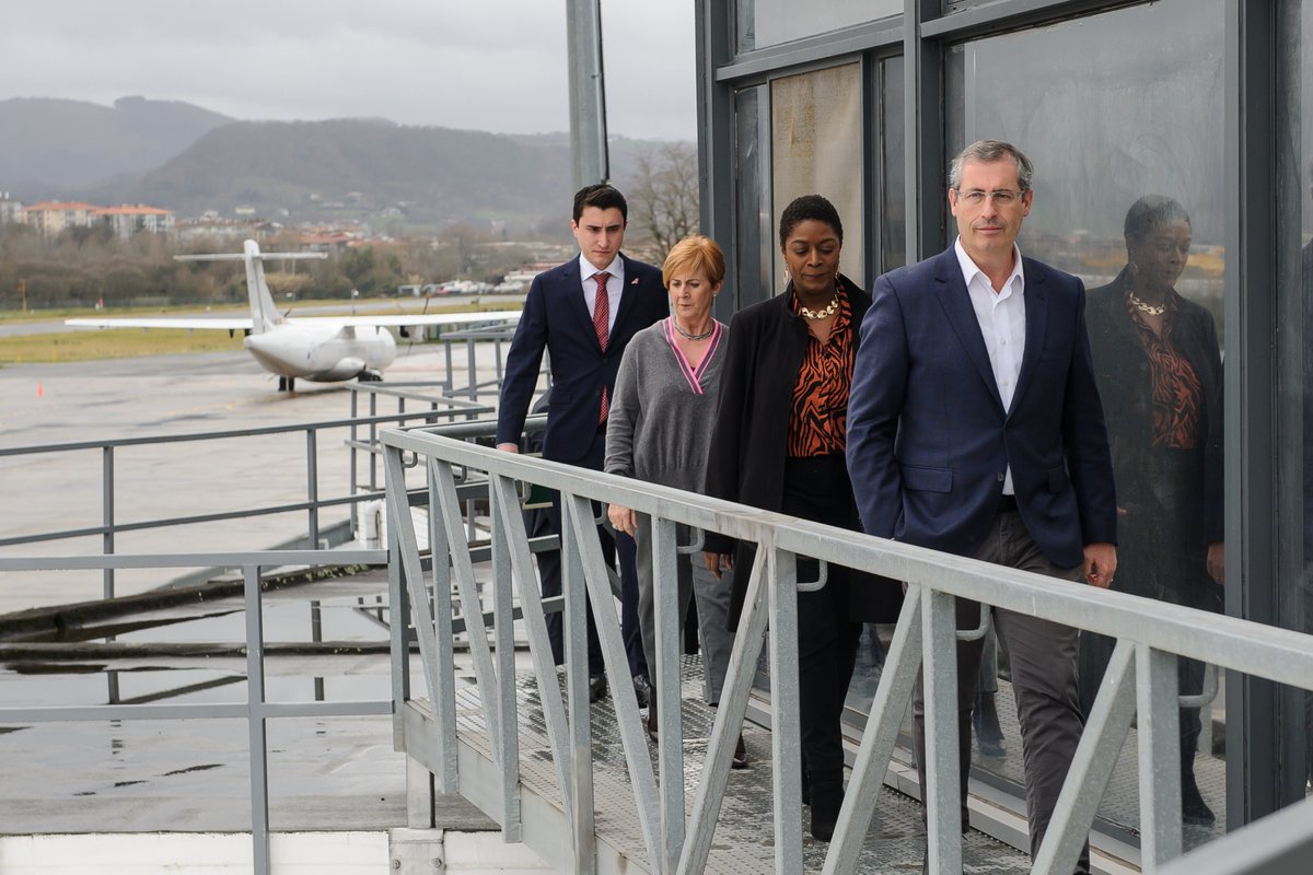 arantxa_tapia's tweet photo. ✈Tras cerrar un 2019 muy positivo, #Ortzibia pretende crecer más en 2020. 🛫📈 El aeropuerto de Hondarribia-SS ha tenido un importante crecimiento en 2019 cerrando el año por encima de los 315.000 pasajer@s, cifras que no se alcanzaban desde hace 10 años➡️https://t.co/bCGbV9Xo5R https://t.co/NjebpsQqw7
