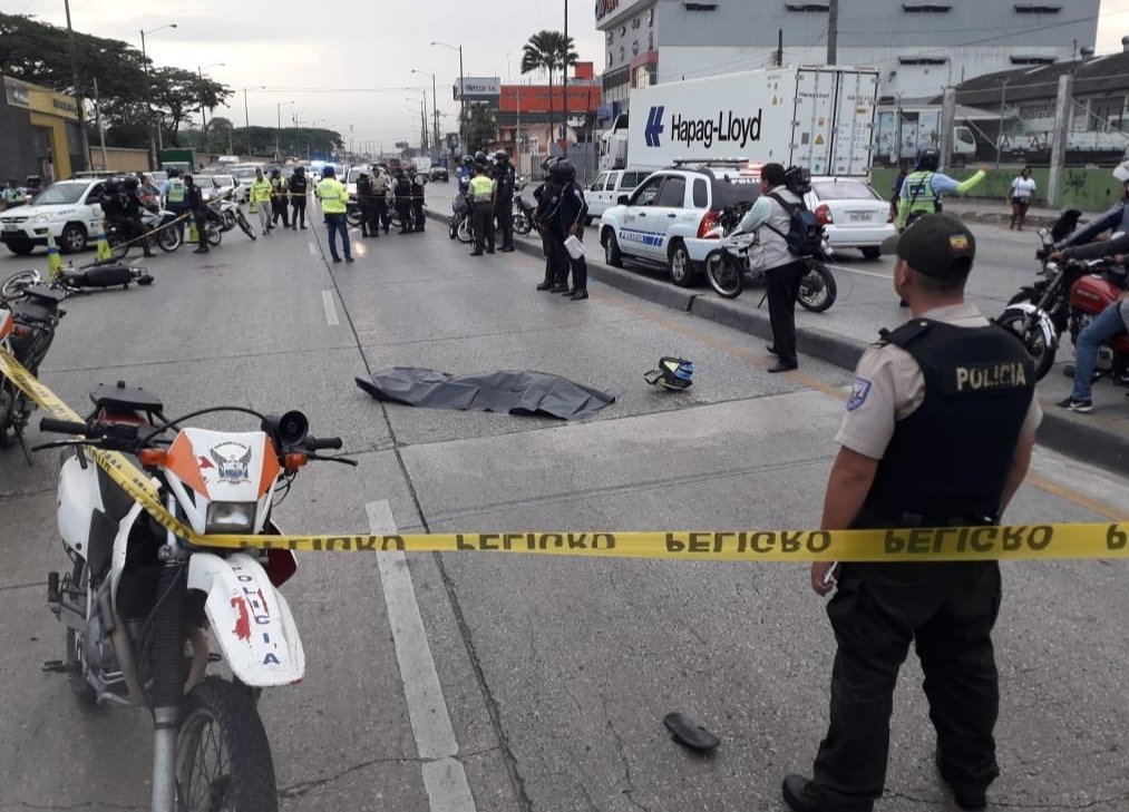 PedroPabloDuart's tweet photo. Quiero ser categórico en reafirmar que respetaremos los derechos humanos, sobre todo los de los agentes de la @PoliciaEcuador que arriesgan su vida para defender a la ciudadanía.  ¡Cuentan con mi respaldo! He pedido informe detallado de lo ocurrido hoy en Av. Juan Tanca Marengo. https://t.co/aKyjD2DGT0