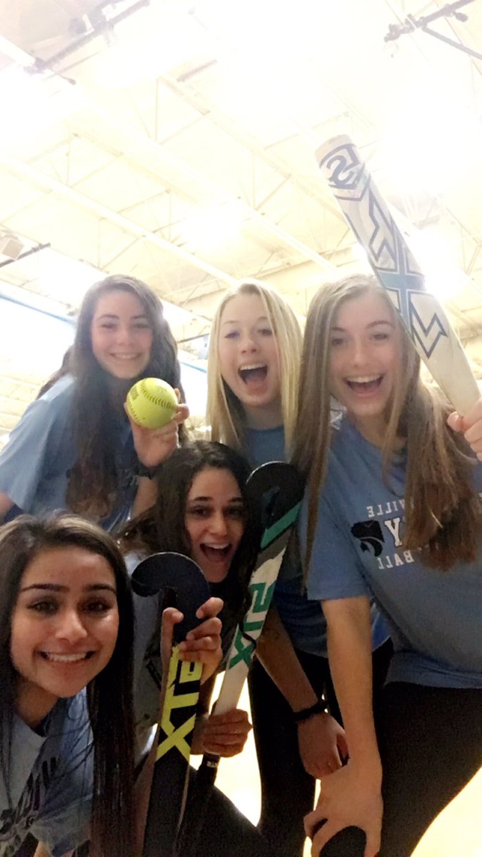 CVHSsoftball15's tweet photo. doin BIG things at this activity fair!!! 🥎🤪 come see @cvillefockey1 &amp; sball &amp; sign up 🤪🥶🥎 https://t.co/AUkEr4kiKY