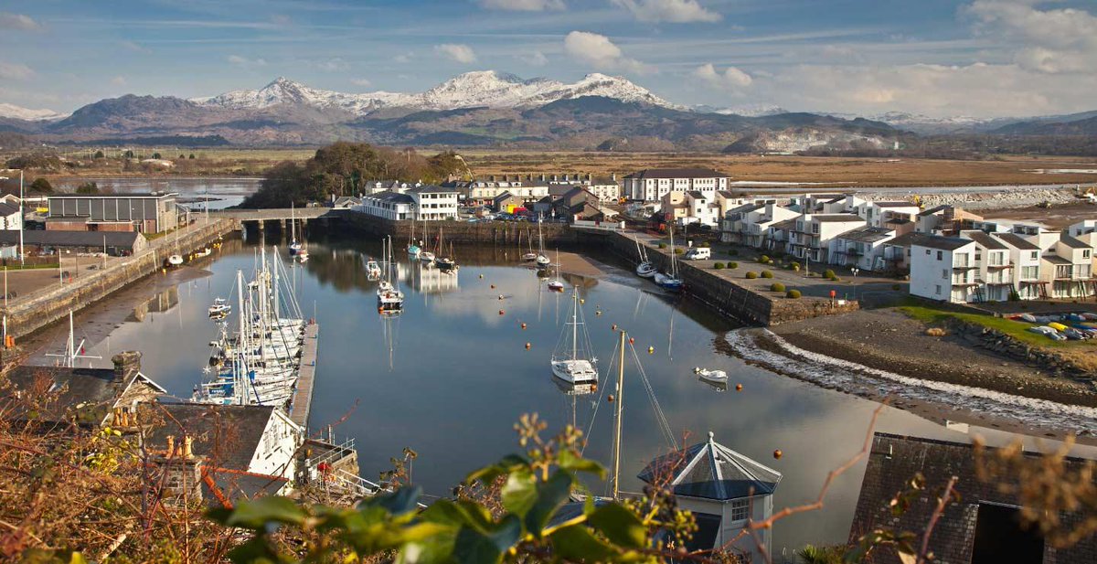 📌Porthmadog

A harbour town, full of maritime history and stunning views of Snowdonia National Park.

Located in Gwynedd in the North West this beautiful town was famed for exporting slate and is a must-visit

Find out more; 
tfwrail.wales/destinations/p…
