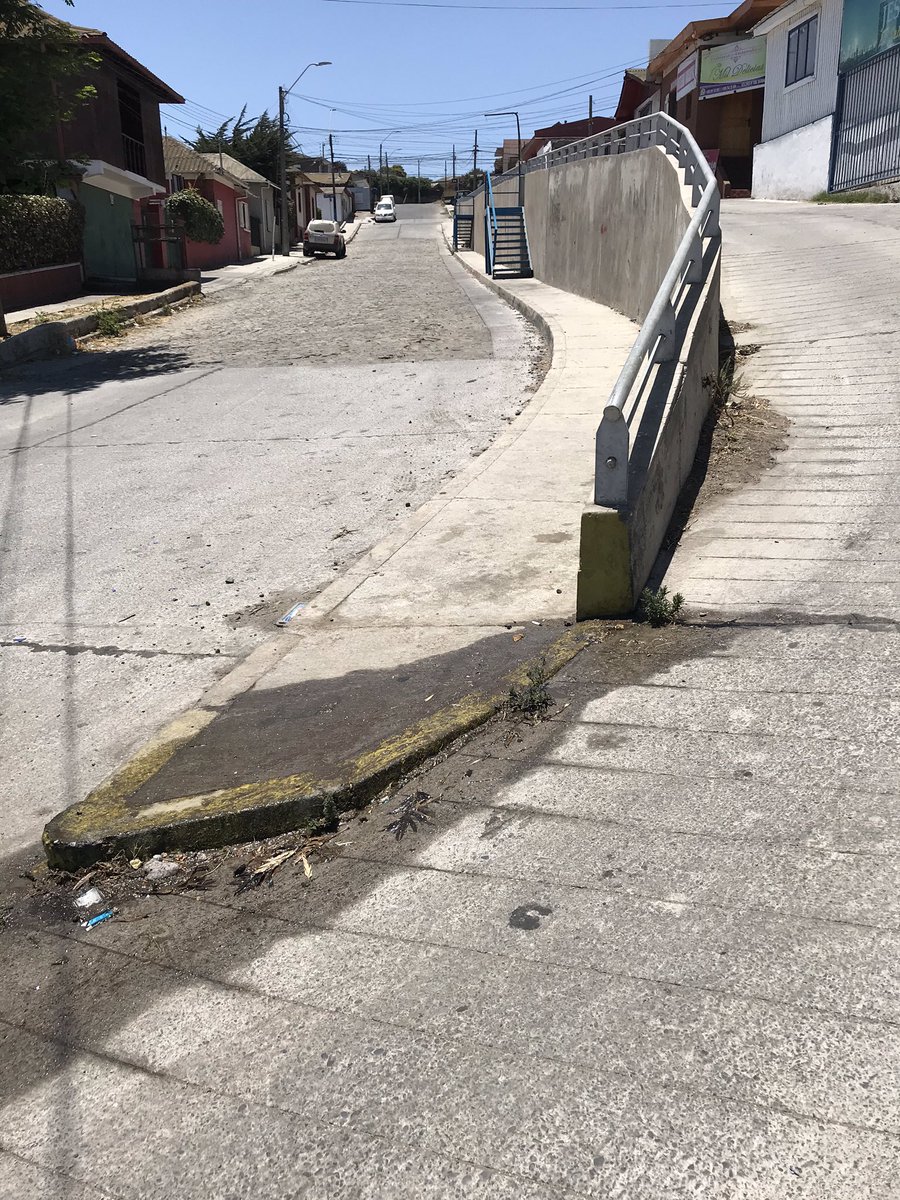 Carly_v's tweet photo. @esval_chile hay una filtración de agua en la intersección de calle independencia con calle dolores, comuna de San Antonio https://t.co/lLhZQudW2w