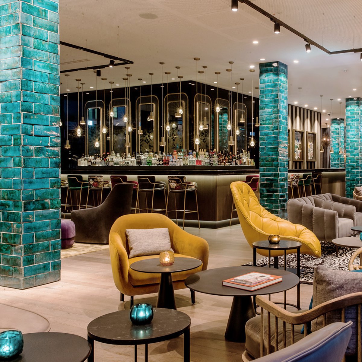MotelOne's tweet photo. What makes a place special? At #MotelOne Munich-Haidhausen, our interior designers let the surround French Quarter influence the style of the hotel. Which is why you probably would swear that this is a typical Parisian bar… À votre santé! #motelonemunich #designhotel #onelounge https://t.co/WxrYMpdl95