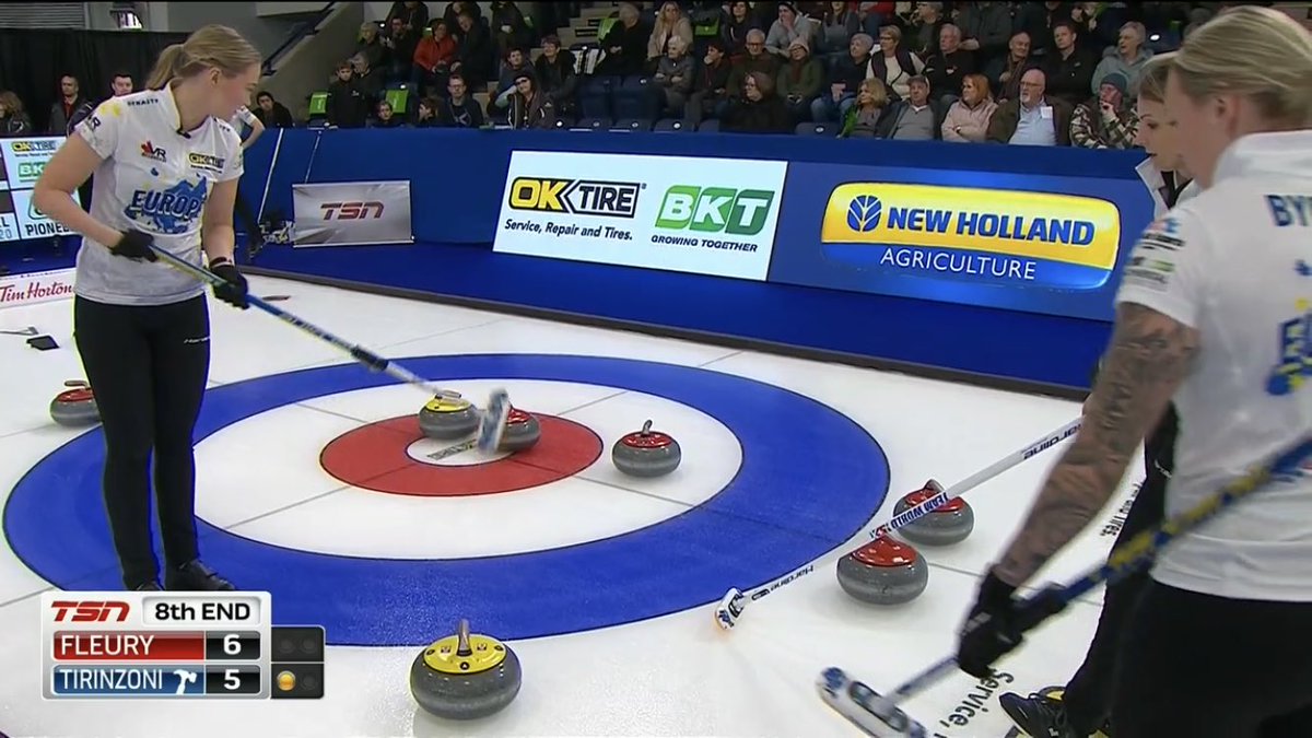 ciaomichaella's tweet image. Silvana &amp;amp; Sara discussing what to do before skip’s last stone... it’s a close one #TeamEurope #curling #ContCup