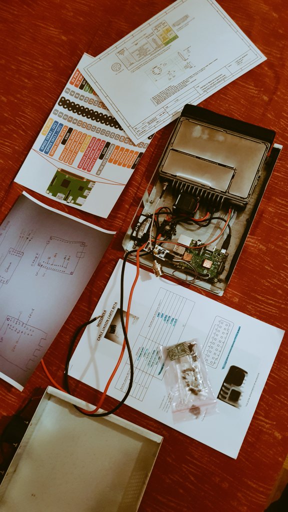 StephCLT's tweet photo. Prêt pour ce soir: docs, schéma, branchements. On va y arriver a finir le link VHF à base de gm950 et Rpi3b au RC #F6KMX en plus c'est soirée galette 👍. #rrf https://t.co/KoOPX1MziM
