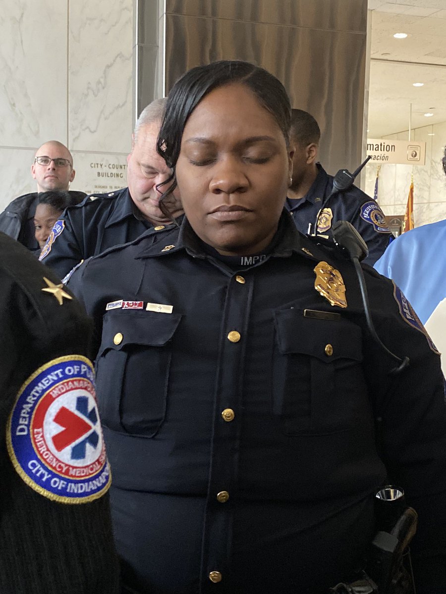 IMPDnews's tweet photo. #IMPDNOW: Several officers join @IndyMayorJoe, @IMPD_Chief and several faith leaders in praying for all of Indianapolis. @IndianapolisEMS @MCSO_IN @Lawrence_Police @SouthportPD https://t.co/qxnoigWxLx