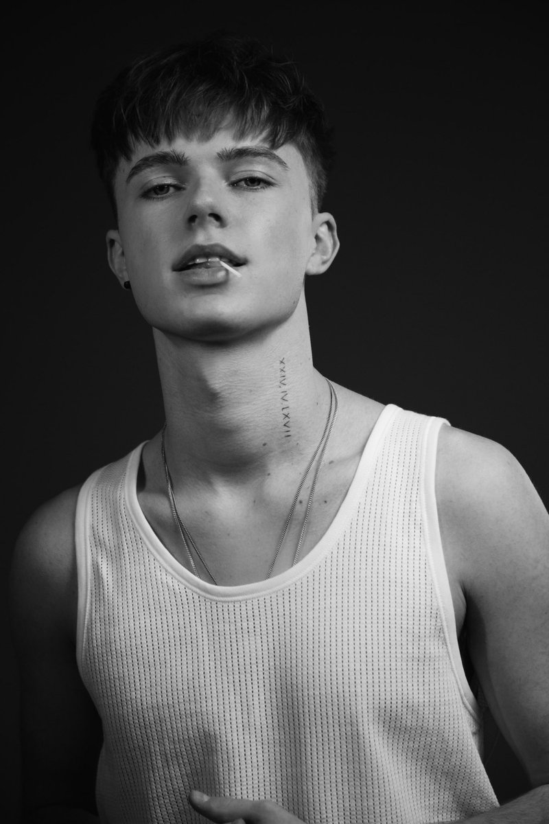 HRVY's tweet photo. fun fact, this was actually a cotton bud we cut just so i could look cool https://t.co/DeqCdn8BbJ