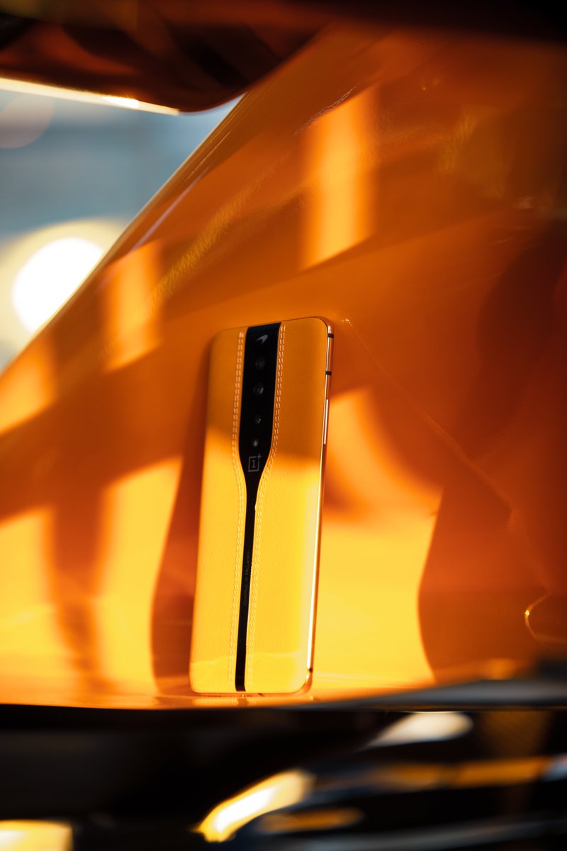 OnePlus_DE's tweet photo. Das #OnePlusConceptOne wirkt linsenlos. Öffnest du jedoch die Kamera-App, erscheinen klar und deutlich die Objektive, um das Licht einzufangen. ☀️ https://t.co/zhVhgx7h9A