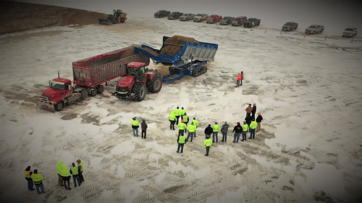 safeTpull's tweet photo. This particular #CropShuttle can switch over to dry manure, lime, or sugar beets in less than 30 minutes, holds 2400 cubic feet, and can unload in 90 seconds. Have questions? Call or DM and we'll send over a video of it in action. https://t.co/jD3xd7fUmE
