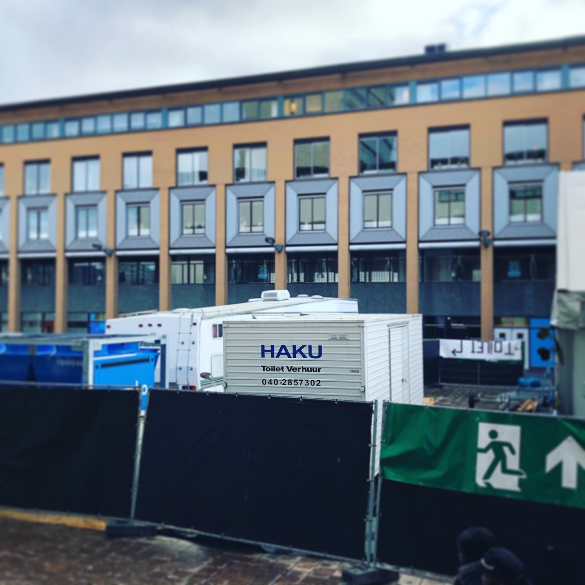 ArchiefSchiedam's tweet photo. Het is koud en guur
maar kijk, gelukkig is daar
het toilet verhuur.
#haikoot #stadserf #ijsbaan #haiku #soortvan #vrijdag #koffie #jagraag https://t.co/VKAUVNHhov