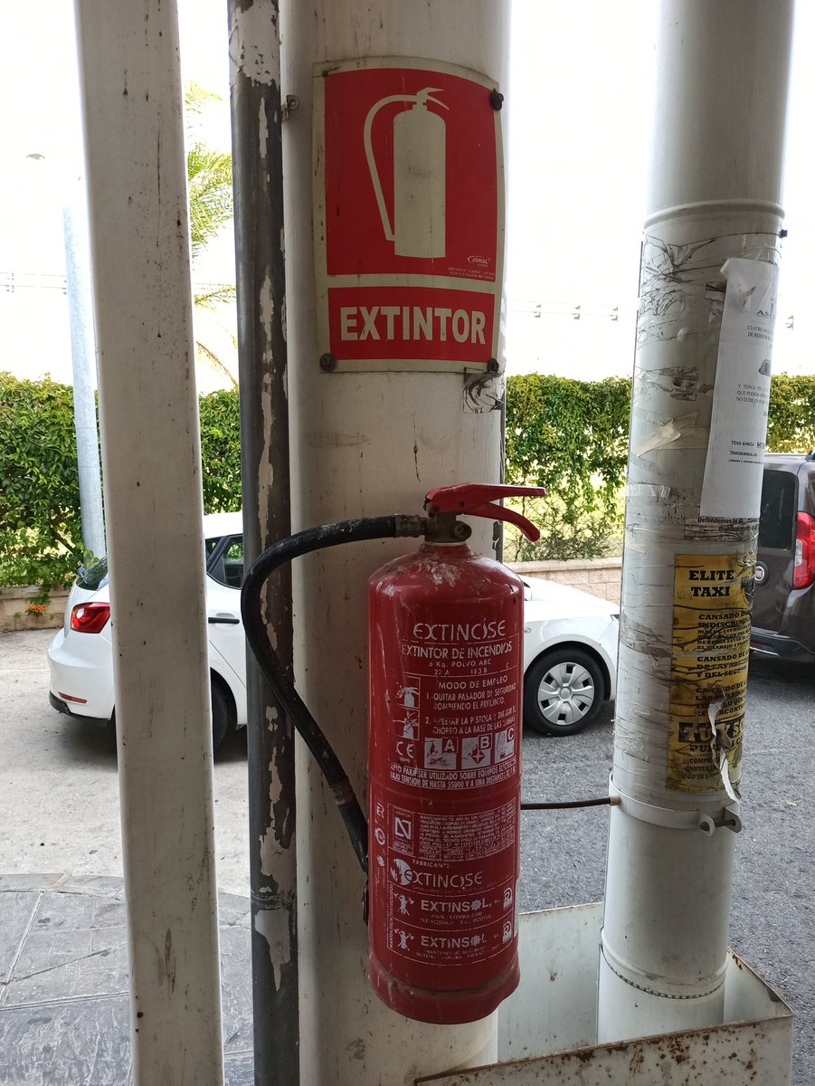 Este es el lamentable estado de los extintores del aparcamiento para taxis del aeropuerto de Málaga. 
Sin válvula de presión, sin precinto.. Llevarán años sin pasar revisión.
Por seguridad, ruego su control y revisión <a href="/malaga/">Ciudad de Málaga</a> <a href="/aena/">Aena</a>.