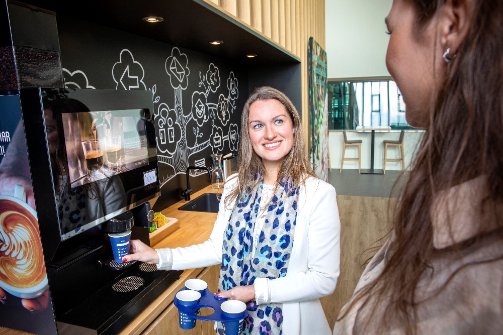 HEYDAY_FM's tweet photo. Als hospitality medewerker ben je hét gezicht van een pensioenfonds op twee verschillende locaties. Jij bent verantwoordelijk voor het reilen en zeilen van de receptie en vergaderzalen. Niets is jou te gek!
https://t.co/v4lifWMN3u https://t.co/OopIeMxAfG