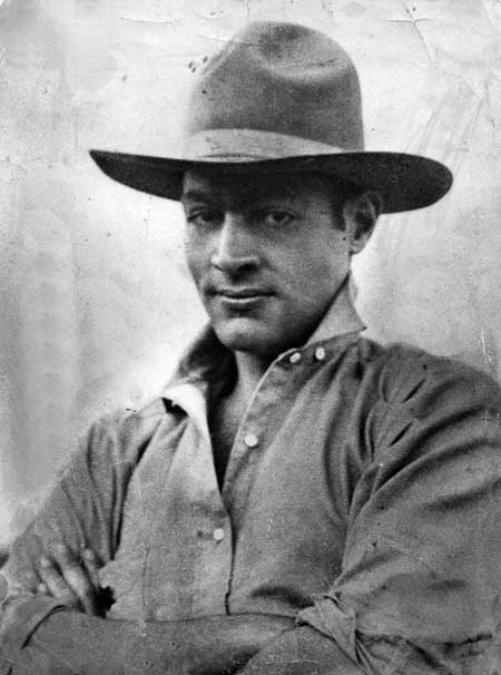 En tiempos de ser más antimperialistas, más martianos y fieles a la historia, aquí está Mella entre nosotros, en vano trataron de extinguir su ejemplo aquel 10 de enero de 1929 su legado crece y es paradigma para estudiantes y jóvenes <a href="/UJCuba/">UJC</a> <a href="/DiazCanelB/">Miguel Díaz-Canel Bermúdez</a> <a href="/FeuCuba/">FEU de Cuba</a> <a href="/DrRobertoMOjeda/">Dr. Roberto Morales Ojeda</a>