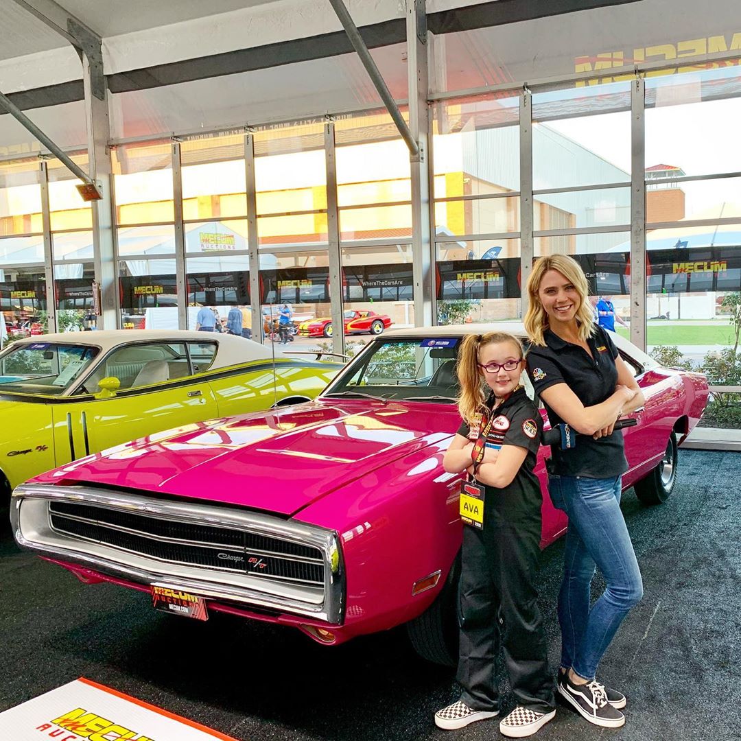 ktmosborne 💕In front of the pink panther #chargerrt w @avas_mopar_moments? Yes. That snapshot definitely called for a power pose.👊🏼Wild to finally meet Ava after being socially introduced yrs back. What a cool young lady she is! #dodge #mopar #timwellborn #kissimmee