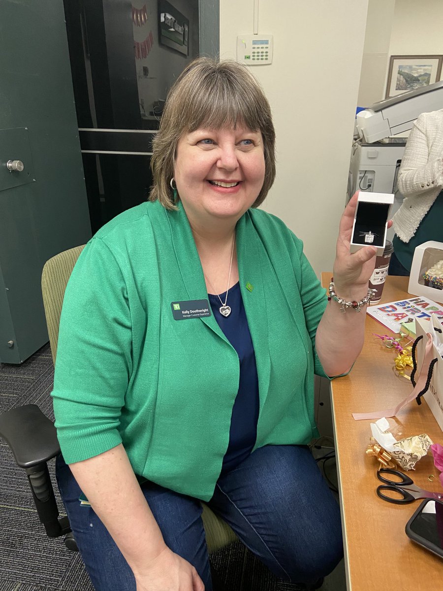 Happy Birthday to our lovey ⁦<a href="/KellyDouth/">Kelly Douthwright</a>⁩ 🎉🥳💚 from your TD family <a href="/mandyk0288/">Amanda Kerr</a> ⁦<a href="/RobinDurette/">robin durette</a>⁩ ⁦<a href="/MarieEveFourni2/">Marie-Eve Fournier</a>⁩ ⁦<a href="/NicoleNazair/">Nicole Nazair</a>⁩ <a href="/alexgreg123/">Alexandre Gregoire</a>