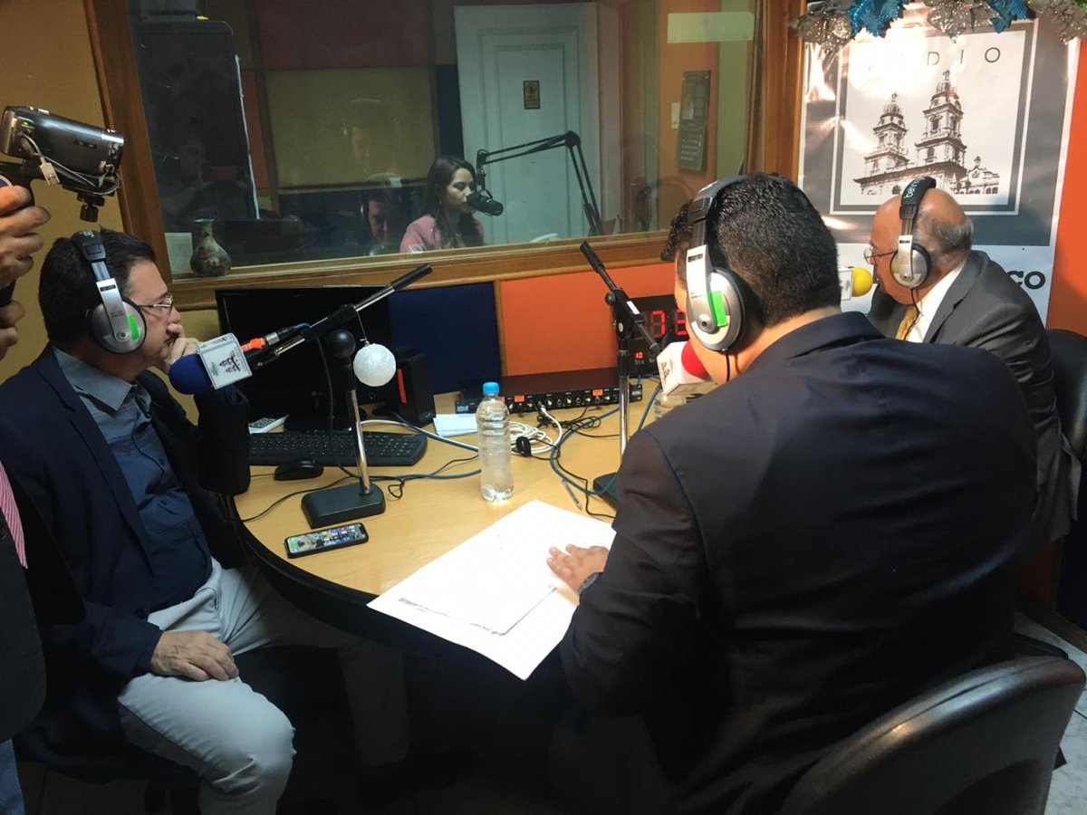 Desde la cabina de locución 'Monseñor Victor Maldonado' los economistas Larry Yumibanda y Karen Cordova (en su espacio #economiayegocios ) realizan el conversatorio '20 años de la dolarización'. 
Tenemos la participación especial de <a href="/MauricioPozoEC/">Mauricio Pozo</a> y <a href="/fmarquez1962/">Fidel Márquez Sanchez</a>  @eco_guayas