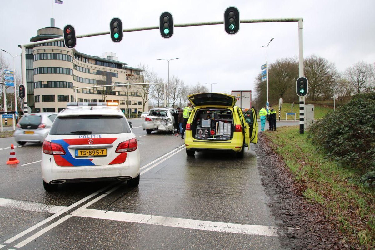 Vrachtwagen botst achterop personenauto in Zwolle .
