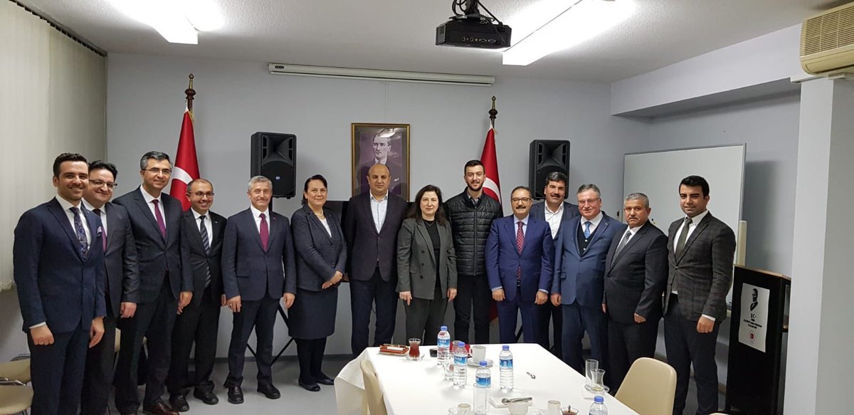profaligur's tweet photo. #Domotex2020 halı fuarı için bulunduğumuz Hannoverde Başkonsolosumuz ve Ticaret Ataşemizi milletvekillerimiz ve GAİB Halı İhracatçıları Birliği heyetiyle ziyaret ettik. https://t.co/24NvGTCkly