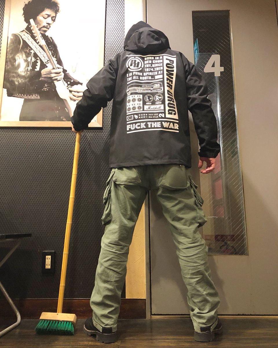 garuzow's tweet photo. 新作シェルパーカー販売中！

☞ https://t.co/0GCE0TWmua

防風性、撥水性も備えたポリエステルシェル素材。デッキブラシと組み合わせれば床磨きや急な「ストンプ」にも対応可能！

モデル（身長１７０センチ・中年）はＭサイズ着用。

クールでホットにキメろ！

＃POWERDRUG ＃DeckBrush https://t.co/vieUxaOQWt
