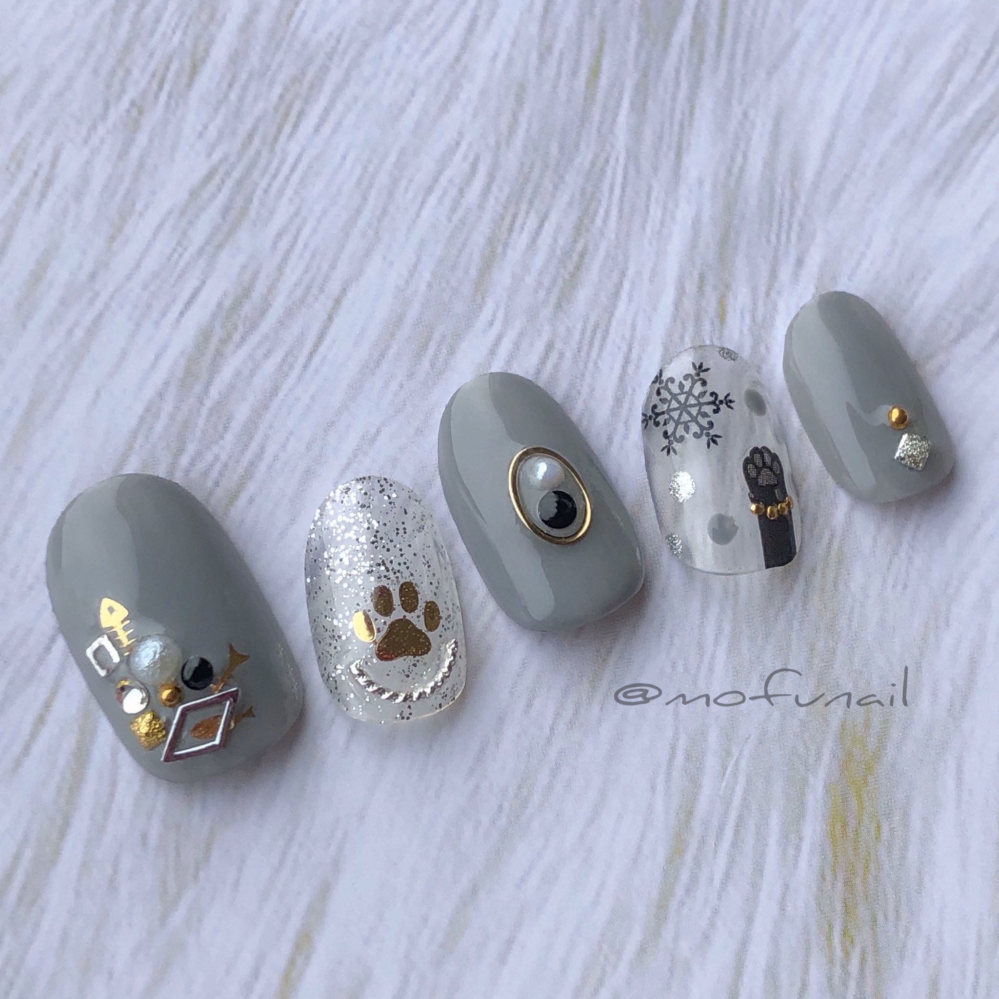 もふnail 今回のネイル 久しぶりにネイルシールで 遊んだ感じでお気に入り 親指は猫ちゃんの宝物置き場 魚の骨や魚 丸いコロコロしたもの 薬指は雪の結晶をキャッチして遊ぶ猫ちゃんのおてて あえて全身シルエットや顔シールは 使わず 猫