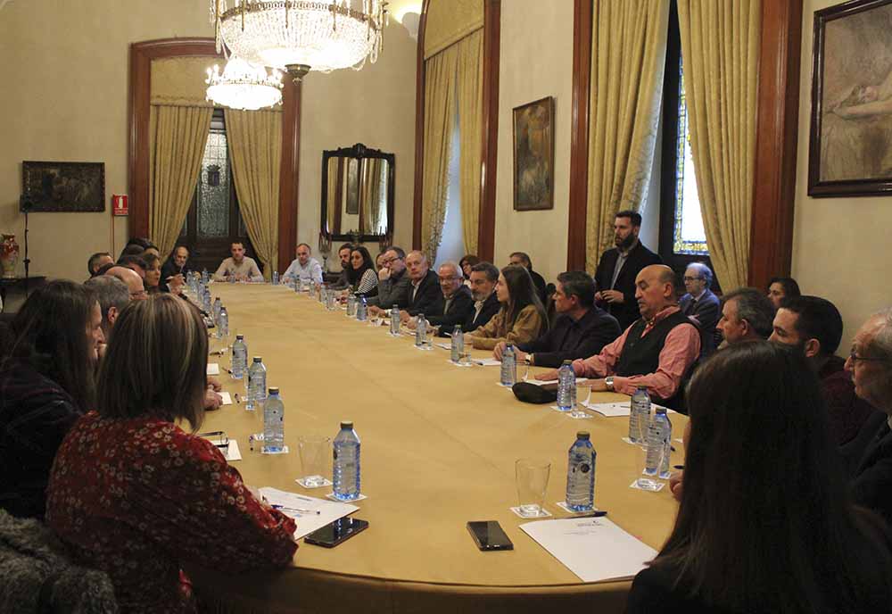 FundEmalcsa's tweet photo. Esta mañá tivo lugar a firma de convenios da VI convocatoria do noso programa 'Deporte Solidario' no @ConcelloCoruna na que participaron a presidenta da @FundEmalcsa e alcaldesa da Coruña, Inés Rey, o director de RSC de @gadis, Antonio Cortés, e as 26 entidades beneficiarias👏 https://t.co/8KjFpN2PUs