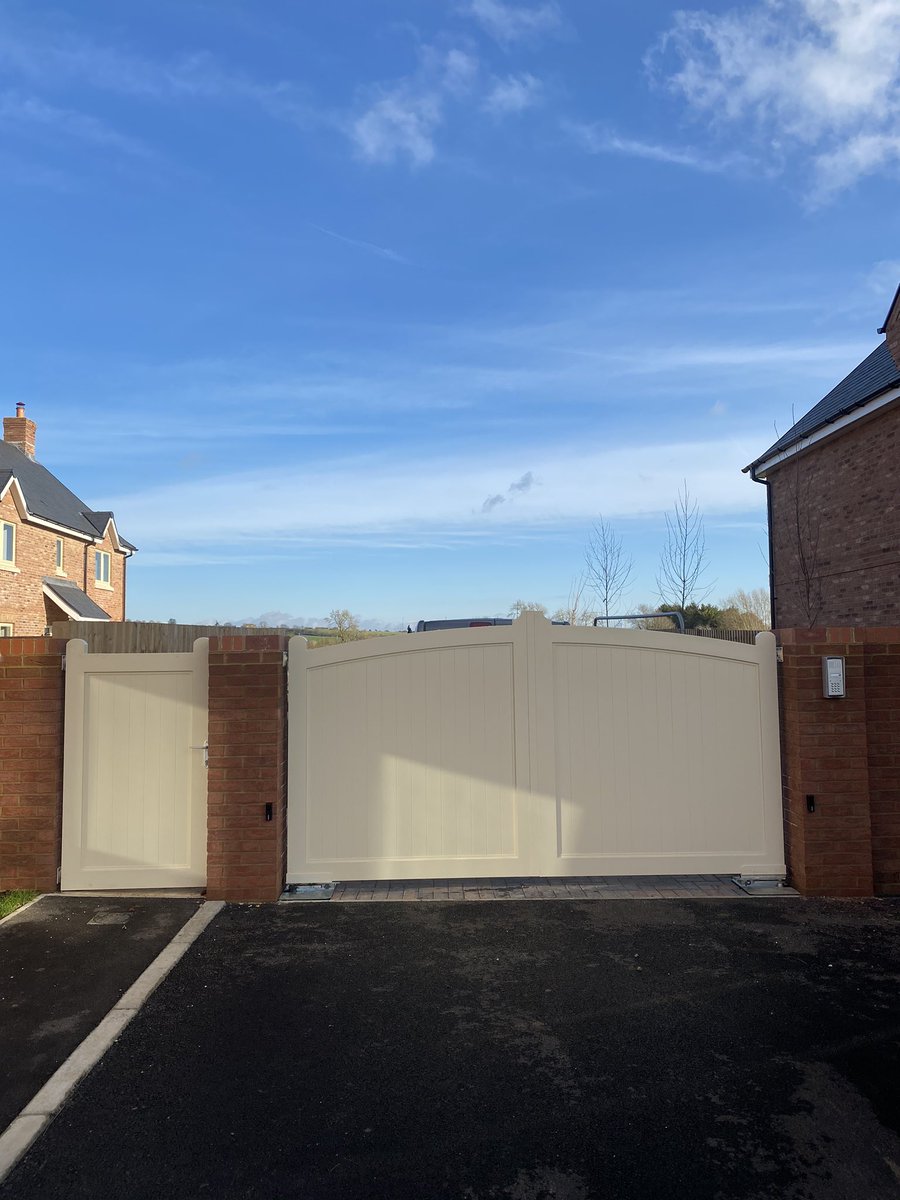 AutogatesUK's tweet photo. Great end to the week with the completion of a Automated pair of aluminium gates and matching manual pedestrian gate😀 https://t.co/x63dmaBX0t