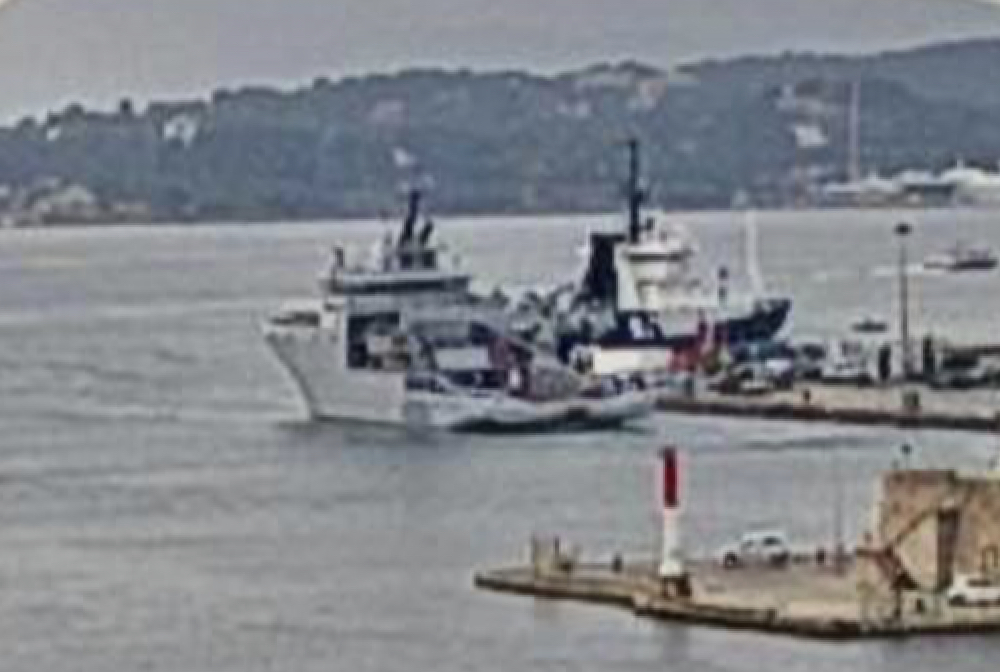 WarshipCam's tweet photo. French Navy Loire-class support ship FS Seine (A604) coming into Toulon, France - January 10, 2020 #seine #a604 https://t.co/jVIO0P9P9t