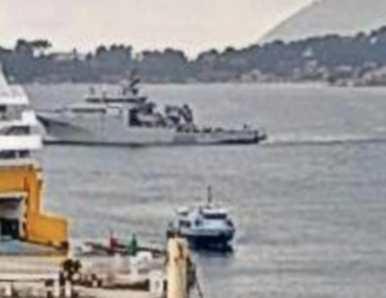 WarshipCam's tweet photo. French Navy Loire-class support ship FS Seine (A604) coming into Toulon, France - January 10, 2020 #seine #a604 https://t.co/jVIO0P9P9t