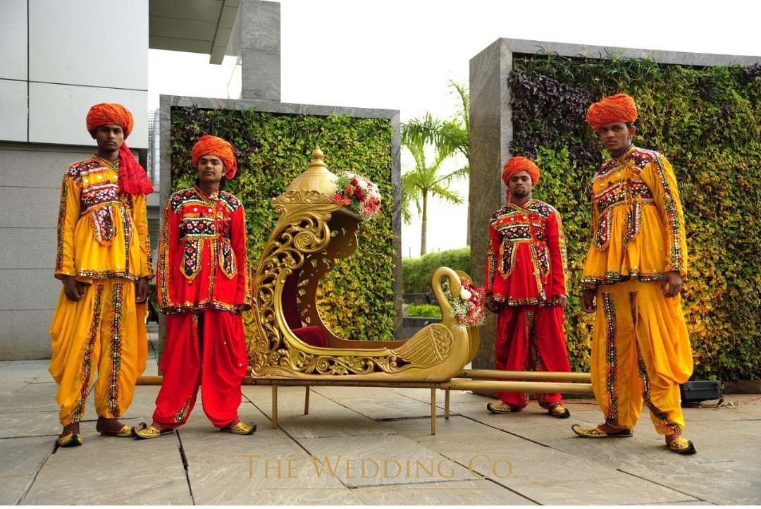 TheWeddingCo_In's tweet photo. Walk down the aisle or enter in this vintage doli like the queen you are! 
#entryideas #bridalentry #brides #doli #doliideas #weddingdoli #weddingentryideas #decor #weddingdecor #weddingplanning https://t.co/vupeCAD8gs