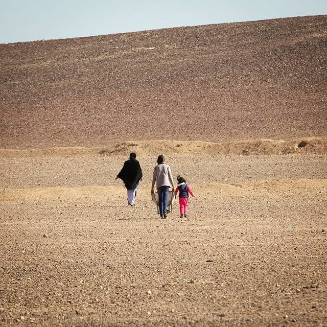 JordiMatas's tweet photo. A woman and 2 girls push a wheelbarrow towards the outskirts of Azraq refugee camp.
Azraq refugee camp is home to 42,000 Syrian refugees, nearly 50% of whom are under 5 years.
#crisis #refugees #refugeeswelcome #humanitarian
#OnAssignment #Jordan #Syria #AzraqRefugeeCamp
#… https://t.co/sMM7oMKgHZ