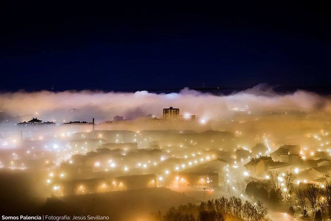 Hemos visto muchas veces #Palencia nevada o plagada de hojas otoñales... pero con esta #niebla desde los pies del #CristodelOtero, es realmente espectacular. ¿Qué os parece? Gracias <a href="/SomosPalencia/">Somos Palencia</a> por esta bella imagen. #FelizFinde