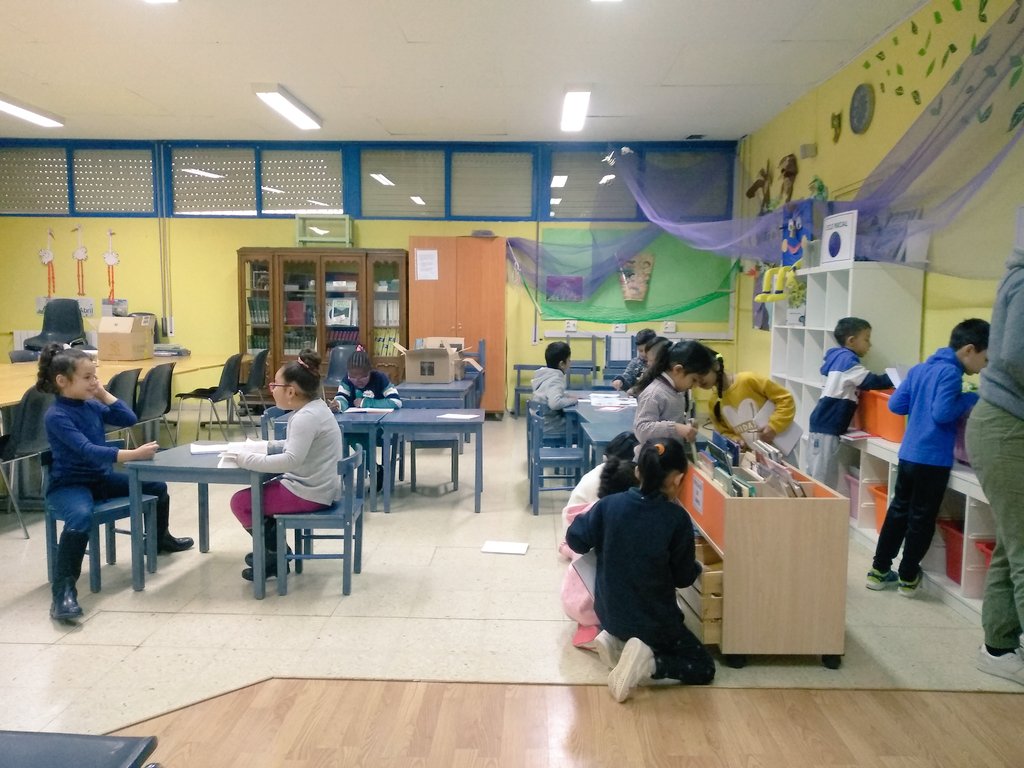 EscolaBM's tweet photo. A la classe de 1r estem tenint molta curiositat per les dents i  des de fa dies (vam començar abans de Nadal) ens vam fer preguntes. La d'avui ha sigut: "¿Todos los dientes son iguales?". Per trobar respostes hem començat a rer recerca d'informació a la biblioteca de l'escola. https://t.co/MyXy5JHkqm