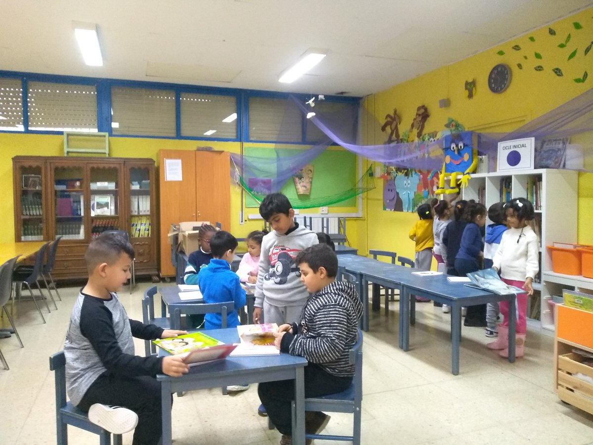 A la classe de 1r estem tenint molta curiositat per les dents i  des de fa dies (vam començar abans de Nadal) ens vam fer preguntes. La d'avui ha sigut: "¿Todos los dientes son iguales?". Per trobar respostes hem començat a rer recerca d'informació a la biblioteca de l'escola.