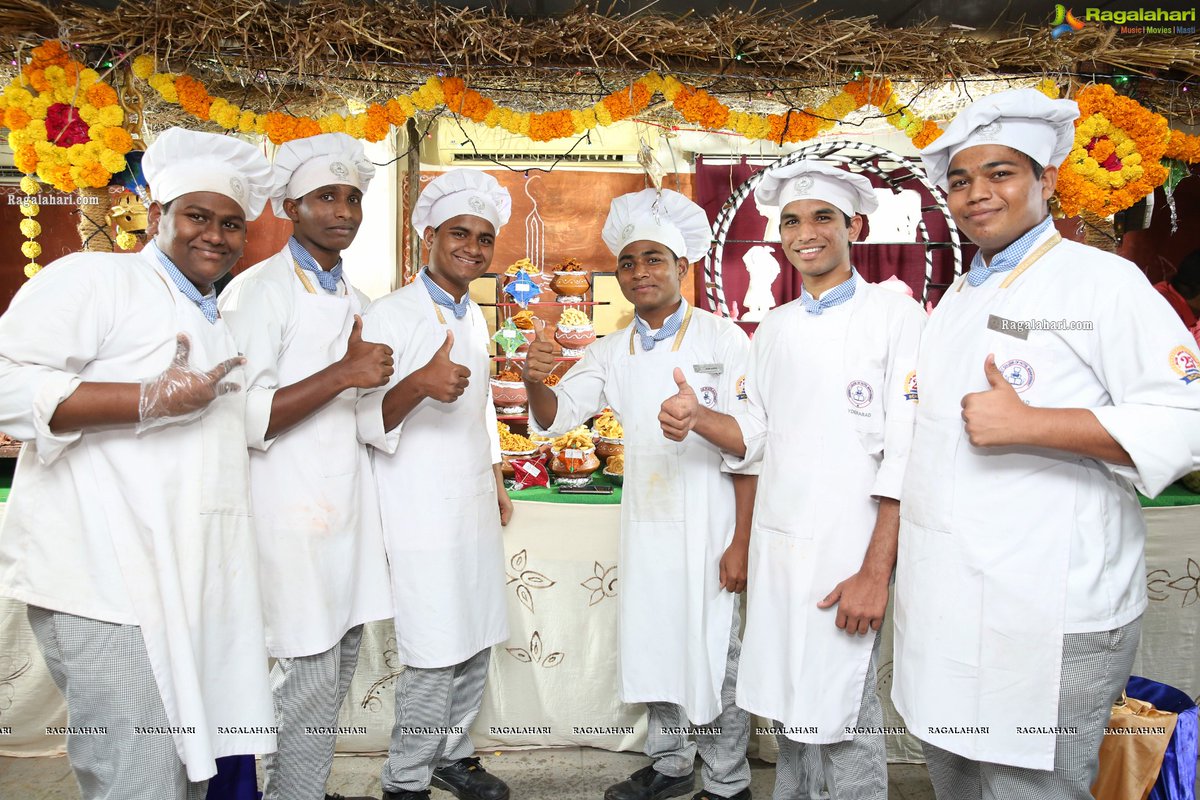 Ragalahari's tweet photo. Sankranti Sambaralu with Bombhaat Movie Team by Regency College - https://t.co/2XwOYfXGGM #SankantiSambaralu #RegencyCollege #RagalahariPhotos https://t.co/fEbLeayDqa
