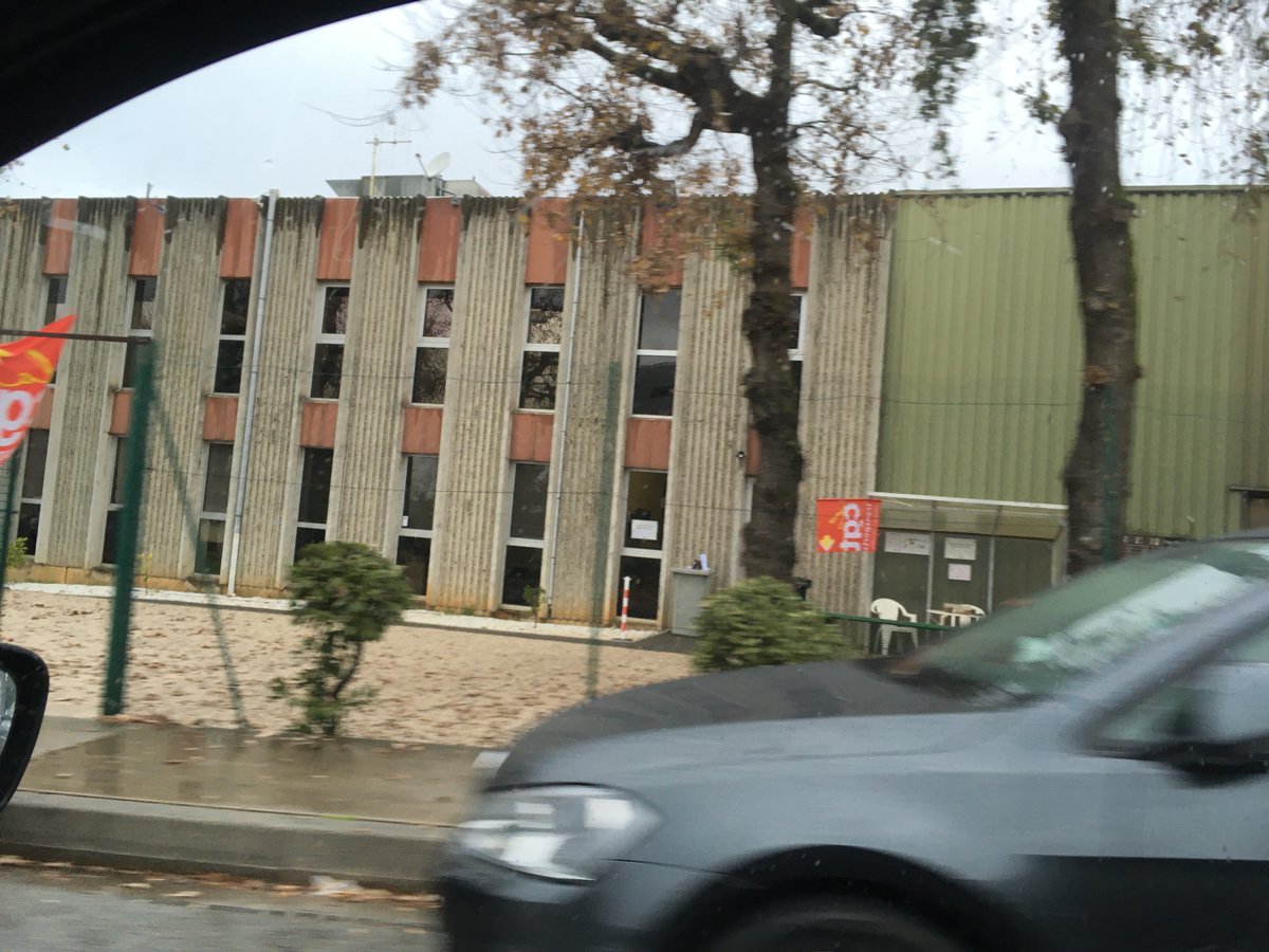bendantibes's tweet photo. 2 photos rapides du blocage des bus Au dépôt des trois moulins à Antibes. Pourquoi on ne voit aucun journaliste et il n’y a eu aucun reportage depuis ce matin?
? @francebleuazur @Nice_Matin @fr3cot
#greve10janvier
#RetraitDeLaReforme
#SophiaAntipolis
#envibus
@EnvibusOfficiel https://t.co/Snrw62dziM
