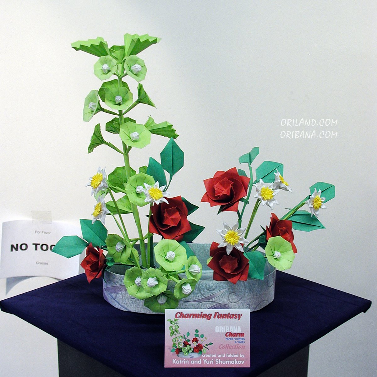 Oribana_Art's tweet photo. #Oribana CHARMING FANTASY
ORIBANA CHARM collection
https://t.co/nQ9kT7B7fc

40 cm (15") h
Featured #origami: Yuri's Miniature Roses + Katrin's Daisies, Molucella, Low Oval Vase. 
#paper

Happy folding!

*from our exhibition in Spain
https://t.co/QYHLUZ1pju

#ikebana #art #flowers https://t.co/tYVKMzy4qW