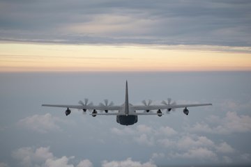 kaze_iv's tweet photo. 🐇
在沖米空軍嘉手納基地@KadenaAirBase_J
第17特殊作戦中隊に所属するMC-130JコマンドⅡ。飛行前点検を終え、訓練に飛び立ちました。
#嘉手納基地 #17SOS #MC130 #点検 #安全 #訓練 https://t.co/3apNjtecK1