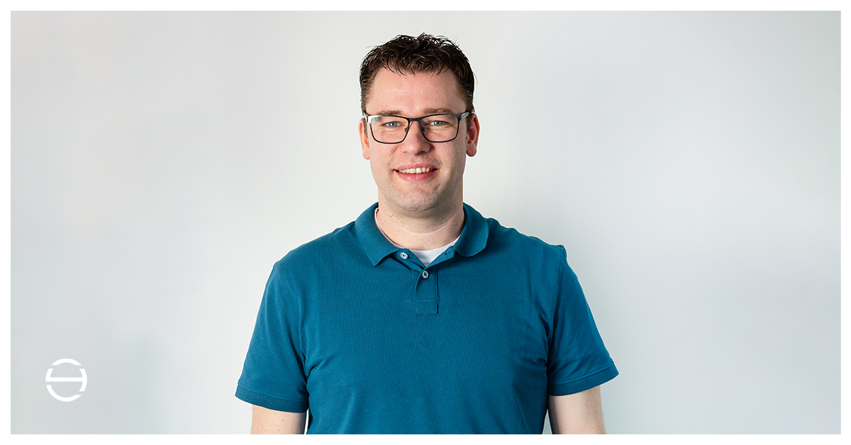 VOORSTELLEN - Dit is Freek (39), de nestor van de familie. Een echte autodidact die zijn indrukwekkende front-end skills helemaal zelf heeft bemachtigd. Dat hij een vaste hand heeft is duidelijk. Want naast zijn razende codesprints, is hij ook op de tafeltennistafel onnavolgbaar.